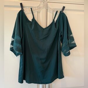 Jouica NWT dark Emerald Green Cold Shoulder Top; Size Medium.